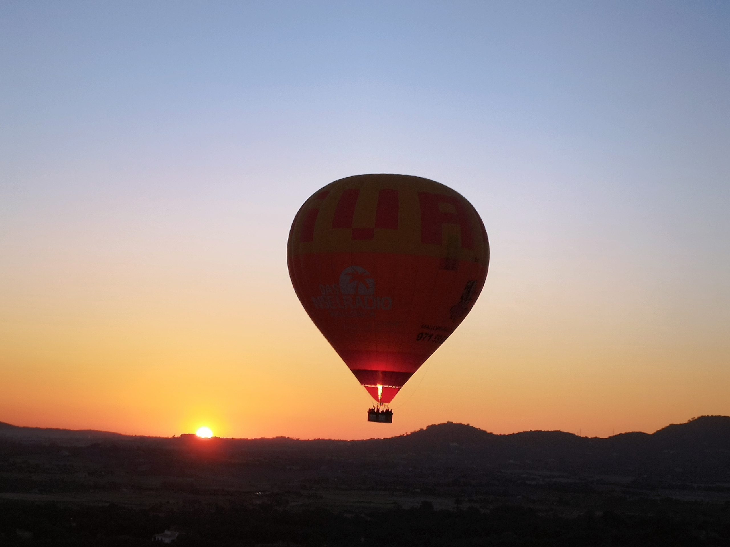 Vol en montgolfière au lever du soleil